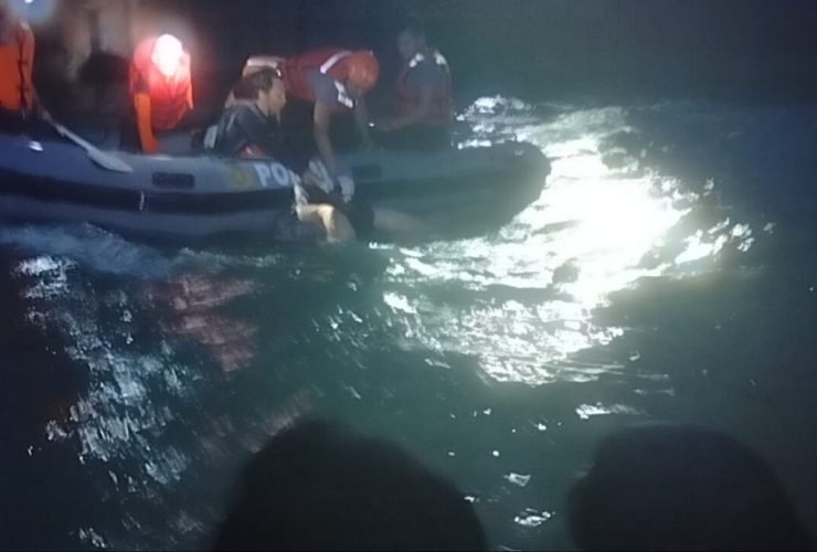(Foto: Tim SAR saat melakukan pencairan korban tenggelam di pantai/Ist)