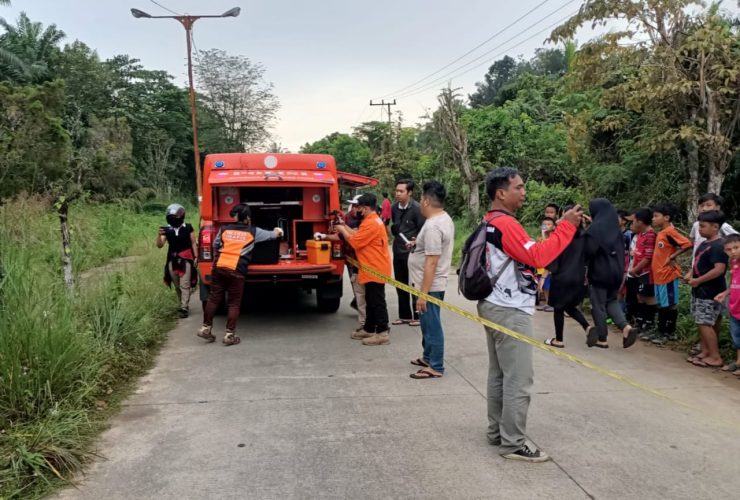 (Foto: Pihak kepolisian saat melakukan olah TKP di lokasi tempat penemuan bayi laki-laki/Ist)