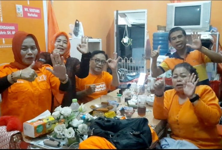 (Foto: Pengurus Partai Buruh sangat bergembira usai mengikuti lolos untuk mengikuti Pemilu 2024/Ist)