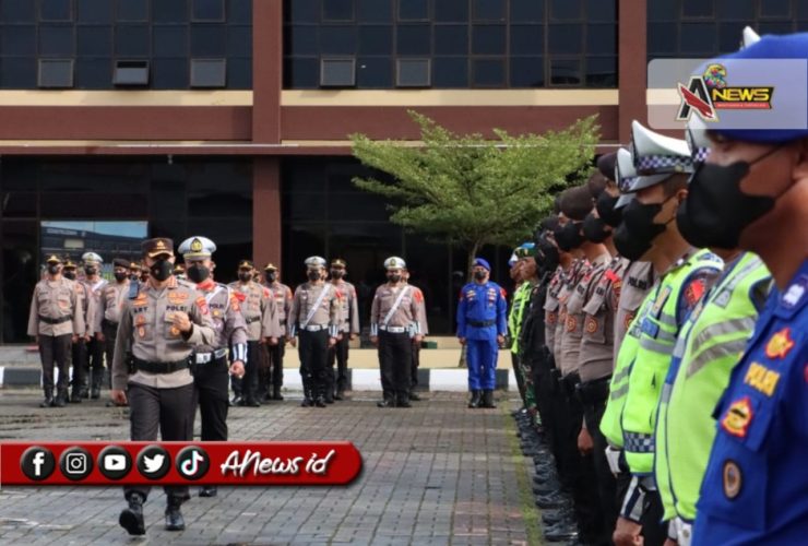 (Foto: Kapolresta Samarinda, Kombes Pol Ary Fadly saat memimpin apel pengamanan jelang Nataru 2023/Ist)