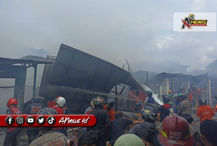 (Foto: para relawan saat memadamkan api di rumah warga yang terdampak/Ist)