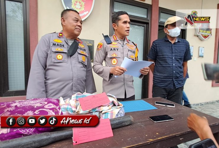 (Foto: Kapolresta Samarinda, Kombes Pol Ary Fadly, bersama Kapolsek Sungai Kunjang, Kompol Made Anwara saat mengungkap kasus pembunuhan di Jalan Ekonomi, Loa Buah/Ris)