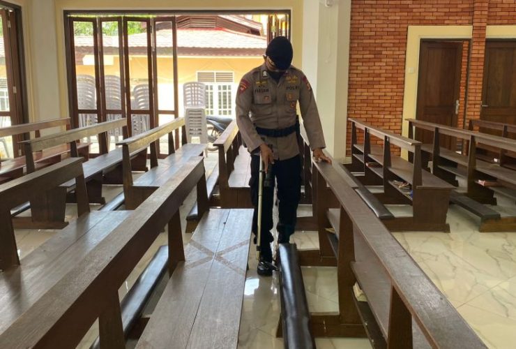 (Foto: Anggota Brimob Polda Kaltim saat melaksanakam sterilisasi di sekitar Gereja/Ist)