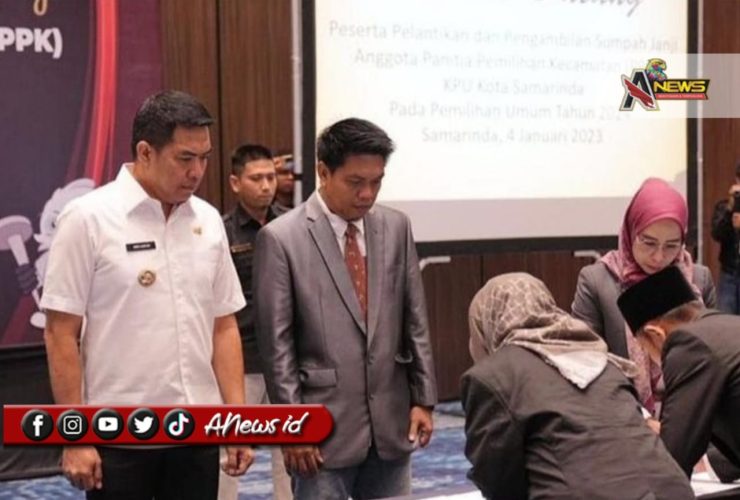 (Foto: Walikota Samarinda, Andi Harun bersama Ketua KPU Kota Samarinda, Firman Hidayat saat melantik beberapa anggota PPK/Ist)