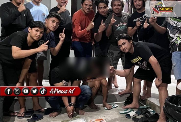 (Foto: Dua pelaku pengedar sabu-sabu yang telah diamankan Ditresnarkoba Polda Kaltim/Ist)