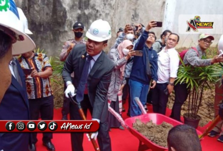 (Foto: Walikota Samarinda, Andi Harun saat meletakkan batu pertama pembangunan terowongan Sungai Dama/Ist)