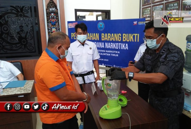 (Foto: Pelaku Suriandi bersama petugas BNN Kaltim saat memusnahkan barang bukti sabu/ris)