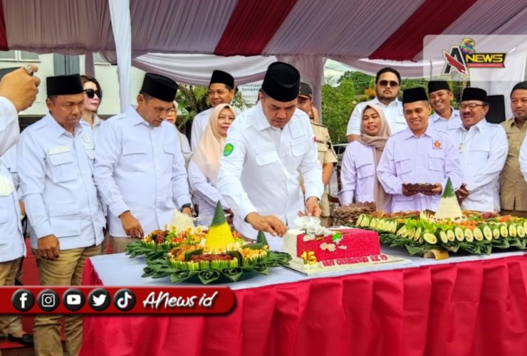 (Foto: Ketua DPD Gerinda Kaltim, Andi Harun bersama seluruh kader saat memotong tumpeng perayaan HUT Partai Gerindra ke-15/Ist)