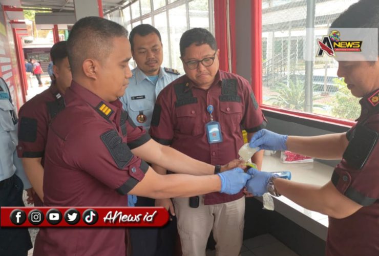 (Foto: Petugas Lapas Narkotika Kelas IIA Samarinda saat menemukan sabu di dalam bola tenis/Ist)