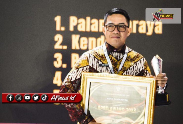 (Foto: Walikota Samarinda, Andi Harun saat menerima penghargaan dari Kemendagri/Ist)