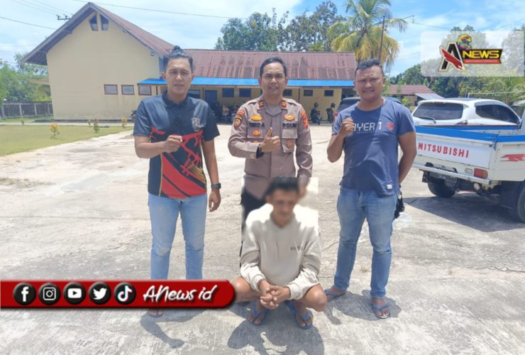 (Foto: Pelaku yang terduduk tak berkutik saat diamankan pihak kepolisian/Isr)
