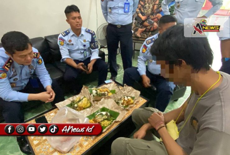 (Foto: Petugas Lapas Narkotika Samarinda usai mengamankan pelaku penyeludupan Ganja Kering/Ist)