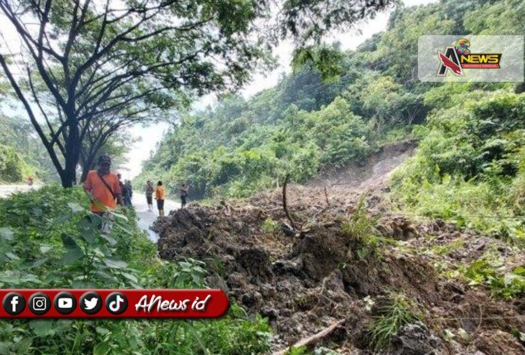 (Foto: Lokasi longsor yang menutup jalan stadion utama palaran/Ist)