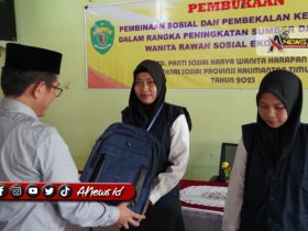 (Foto: Kepala Dinsos Kaltim, Andi Muhammad Ishak saat memberikan hadiah kepada para peserta/Ist)