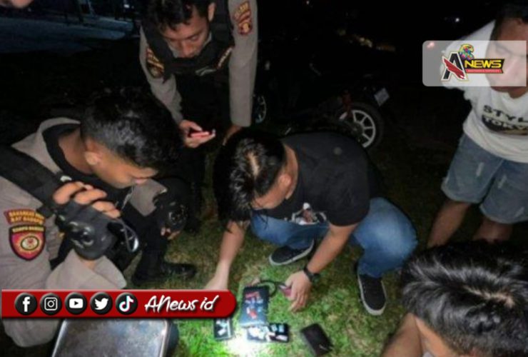 (Foto: polisi saat mengamankan barang bukti sabut 25 poket dari tangan S/ist)