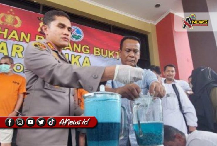 (Foto: Kombes Pol Ary Fadly saat memusnahkan barang bukti sabu dan ekstasi/Ist)