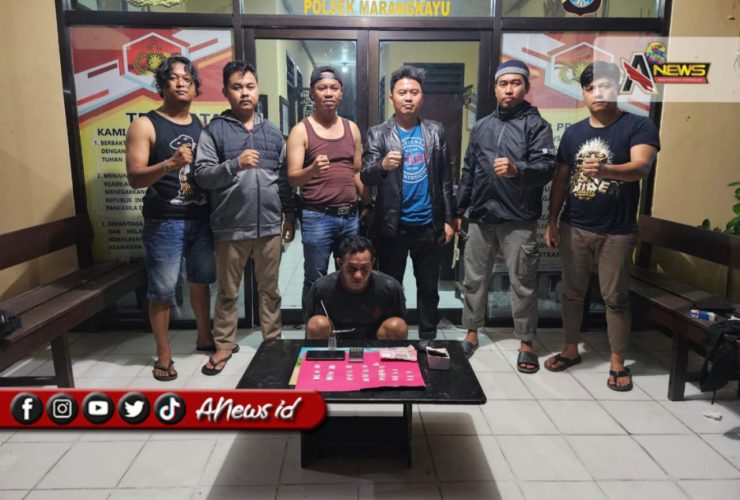 (Foto: Jafar (duduk) yang berhasil diamankan tim Marabunta Polsek Marangkayu/Ist)