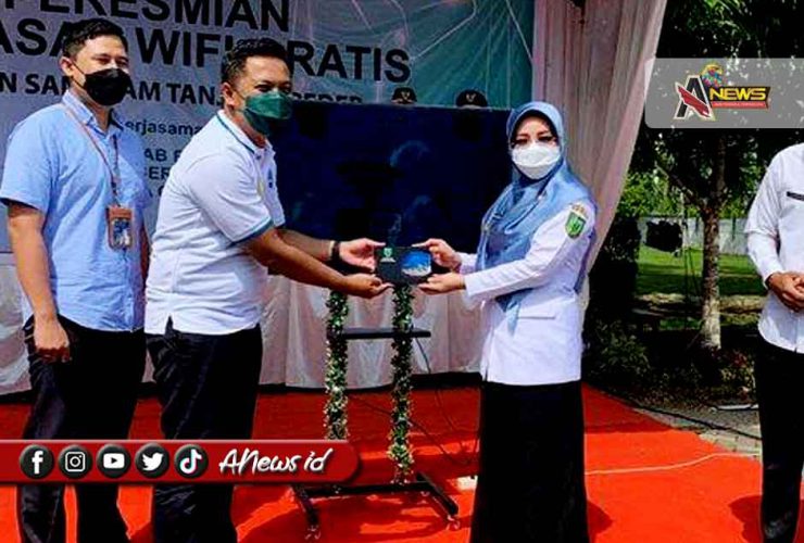 Peresmian secara simbolis kawasan WiFi gratis di Taman Sanggam, Kabupaten Berau, Rabu (1/12/2021).