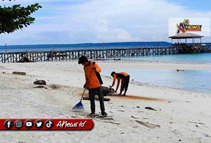Maratua Punya Tenaga Khusus Pembersih Pantai