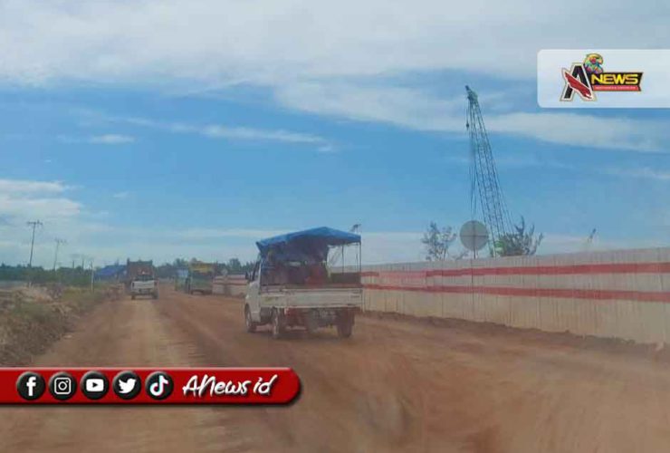FOTO/ISTIMEWAH:Situasi aktivitas kendaraan yang berada di proyek di KIHI Tanah Kuning-Mangkupadi.